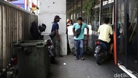 Foto tersebut memperlihatkan ruwetnya aktivitas pengendara imbas susunan material.