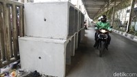 Dengan adanya proyek penggalian saluran air itu, yang dikenal juga dengan istilah gorong-gorong, jalanan menjadi menyempit hingga menimbulkan kemacetan parah di waktu tertentu. Bagaimana menurut Anda detikers?
