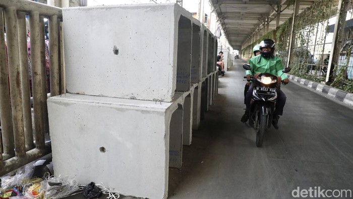Material Gorong-gorong Persempit Jalan di Tanah Abang Proyek drainase di kawasan Jalan Jati Baru Raya, Tanah Abang, Jakarta Pusat, menjadi sorotan. Material gorong-gorong mempersempit jalan.