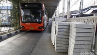 Ini penampakan material gorong-gorong yang disusun di pinggir jalan, Senin (11/7/2022).