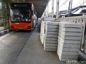Material Gorong-gorong Persempit Jalan di Tanah Abang