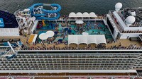 Fasilitas di Norwegian Joy sangat lengkap mulai dari kolam renang dengan wahana seluncur, distrik perbelanjaan kelas atas, bahkan ada lintasan Go Kart.  