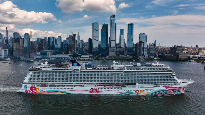 Megahnya Norwegian Joy, Kapal Pesiar Bak Hotel Mewah NEW YORK, US - JULY 10: An aerial view of the cruise ship