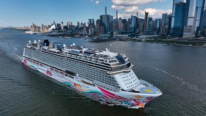 Megahnya Norwegian Joy, Kapal Pesiar Bak Hotel Mewah NEW YORK, US - JULY 10: An aerial view of the cruise ship