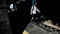 Selain itu polusi dari pabrik-pabrik juga ikut mempengaruhi kualitas udara Jakarta.