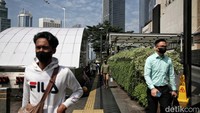Sebelumnya Gubernur DKI Jakarta Anies Baswedan juga menyampaikan akan mengambil langkah pencabutan izin perusahaan yang terbukti melakukan pencemaran udara sehingga tak bisa beroperasi kembali.