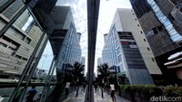 Sejumlah warga melintas di kawasan Jalan MH Thamrin, Jakarta Pusat, Senin (11/7).