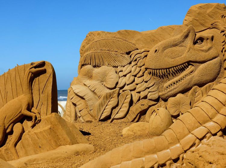Keren! Mengunjungi Festival Patung Pasir Dinosaurus di Belgia
