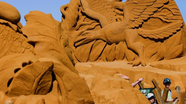 Keren! Mengunjungi Festival Patung Pasir Dinosaurus di Belgia