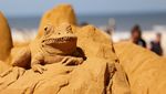 Keren! Mengunjungi Festival Patung Pasir Dinosaurus di Belgia