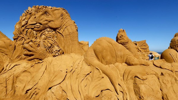 Lebih dari 50 patung pasir raksasa dinosaurus dibuat.