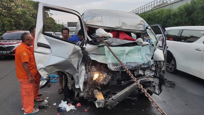 Mobil Kecelakaan di Tol Jagorawi Cililitan Km 03.600 arah Bogor