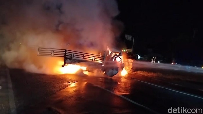 Mobil pikap terbakar di Subang.