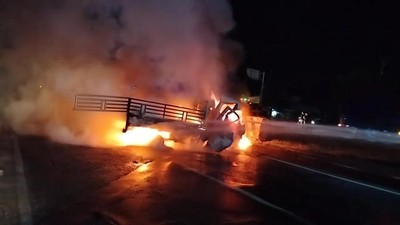 Potret Ngeri Mobil Pikap Terbakar di Subang