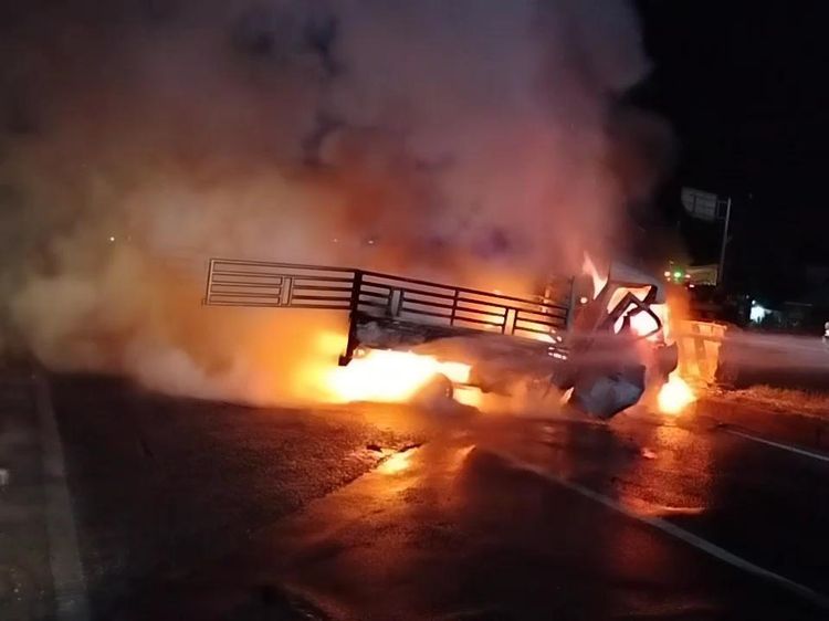 Potret Ngeri Mobil Pikap Terbakar di Subang