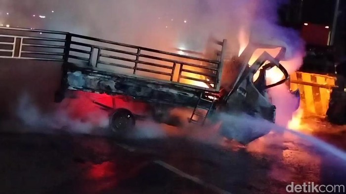 Mobil pikap terbakar di Subang.