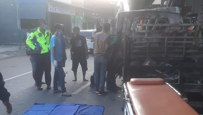 Mobil terbakar di Subang