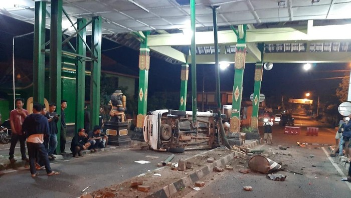 Mobil terguling usai tabrak TPR Pantai Parangtritis, Bantul, Senin (11/7/2022).