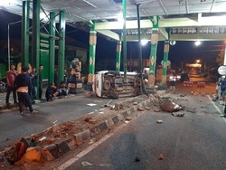 Mobil Terguling Usai Tabrak Tempat Pemungutan Retribusi Parangtritis