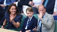 Kate Middleton dan Pangeran William tampak melambaikan tangan kepada media.