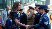 Kate Middleton menyapa kru yang bertugas di partai final tersebut.