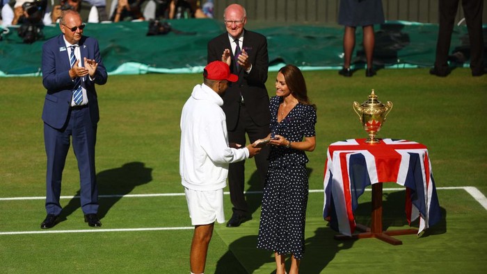 Momen Kate Middleton Nonton dan Serahkan Tropi Juara Wimbledon 2022 Tennis - Wimbledon - All England Lawn Tennis and Croquet Club, London, Britain - July 10, 2022
Britain's Catherine, the Duchess of Cambridge presents the runners up trophy to Australia's Nick Kyrgios after he lost the men's singles final against Serbia's Novak Djokovic REUTERS/Hannah Mckay