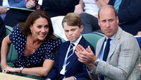 Kate Middleton bersama Pangeran William (kanan) dan Pangeran George menonton laga final Wimbledon 2022 antara Novak Djokovic vs Nick Kyrgios, Minggu (10/7/2022).