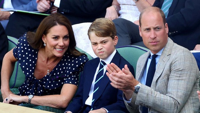 Momen Kate Middleton Nonton dan Serahkan Tropi Juara Wimbledon 2022 Tennis - Wimbledon - All England Lawn Tennis and Croquet Club, London, Britain - July 10, 2022
Britain's Catherine, the Duchess of Cambridge presents the runners up trophy to Australia's Nick Kyrgios after he lost the men's singles final against Serbia's Novak Djokovic REUTERS/Hannah Mckay