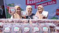 Keluarga Putra Siregar turut membagikan potongan lebih dari 2000 hewan kurban itu ke orang yang membutuhkan. Foto: Instagram @septiasiregar17