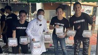 Tahun lalu, Putra Siregar masih ikut membagikan potongan hewan kurbannya. Dirinya terlihat rapi dan bersih dengan gamis putih. Foto: Instagram @septiasiregar17