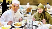Sebelumnya, Putra Siregar dan istri juga sempat merayakan ibadah umroh bersama. Ini dia potret mereka saat sedang makan nasi briyani.  Foto: Instagram @septiasiregar17