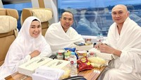 Putra Siregar dan Istrinya juga tampak bahagia cicip jajanan Arab di kereta. Sepertinya ada Indomie ya? Foto: Instagram @septiasiregar17