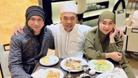 Sarapan lengkap! Inilah momen Putra Siregar, sang istri, dan Anji saat sarapan pagi sebelum beribadah. Foto: Instagram @septiasiregar17