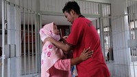 Momen penuh haru tampak saat warga binaan permasyarakatan kembali bertemu dengan anggota keluarganya.  