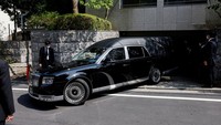Mobil jenazah yang membawa mendiang mantan Perdana Menteri Jepang Shinzo Abe terlihat dalam perjalanan menuju kuil tempat penghormatan terakhirnya di Tokyo.