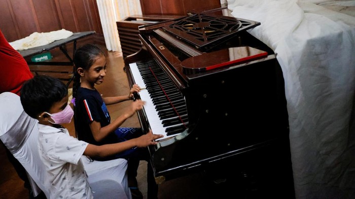A demonstrator sleeps on the President Gotabaya Rajapaksa's bed at the President's house on the following day after demonstrators entered the building, after President Gotabaya Rajapaksa fled, amid the country's economic crisis, in Colombo, Sri Lanka July 10, 2022. REUTERS/Dinuka Liyanawatte