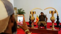 Ada juga yang duduk di kursi presiden.