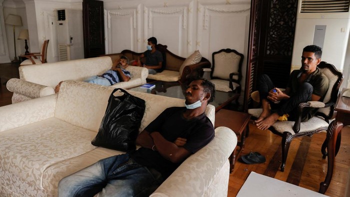 A demonstrator sleeps on the President Gotabaya Rajapaksa's bed at the President's house on the following day after demonstrators entered the building, after President Gotabaya Rajapaksa fled, amid the country's economic crisis, in Colombo, Sri Lanka July 10, 2022. REUTERS/Dinuka Liyanawatte