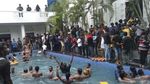 Tengok Lagi Euforia Demonstran Saat Kuasai Rumah Presiden Sri Lanka