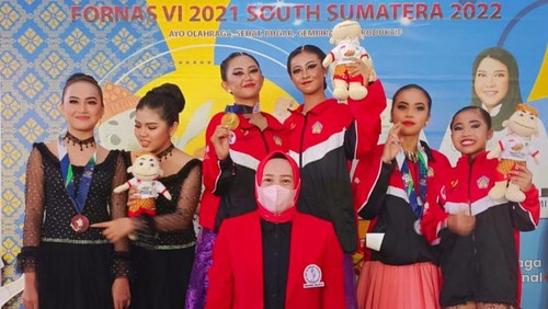 Ni Putu Apta Latika Putri (13) dan Ketut Krisnanda Pradnyani Putri (13) meraih medali dalam Festival Olahraga Rekreasi Nasional (Fornas) 2022 di Palembang.