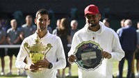 Laga final tunggal putra Wimbledon 2022 mempertemukan Djokovic vs Kyrgios di Centre Court, Sabtu (9/7/2022). Djokovic menjadi juara usai menang 4-6, 6-3, 6-4, 7-6.