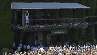 Djokovic merayakan keberhasilannya menjadi juara bersama fans.