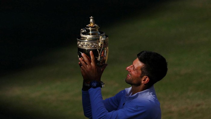 Novak Djokovic Berjaya di Wimbledon 2022 Tennis - Wimbledon - All England Lawn Tennis and Croquet Club, London, Britain - July 10, 2022 Serbia's Novak Djokovic celebrates with the trophy on the balcony after winning the men's singles final against Australia's Nick Kyrgios REUTERS/Toby Melville
