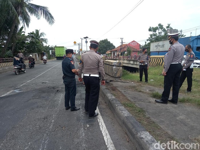 Olah TKP di lokasi mobil terbakar di Subang.
