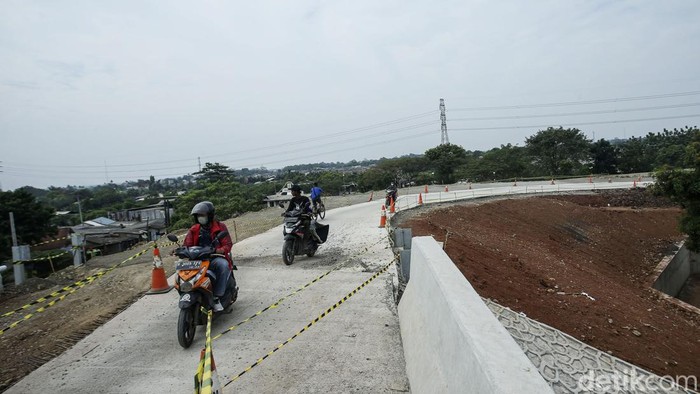 Warga melintas di overpass Sumberjaya, Tambun Selatan, Kabupaten Bekasi, Senin (11/7/2022). Overpass ini merupakan penghubung antara Tambun Selatan dan Cibitung.