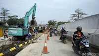 Sejumlah petugas masih melakukan pengerjaan.
