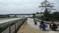 Hanya kendaraan roda dua yang bisa melintas karena proyek overpass belum rampung 100%.