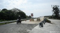 Belum rampungnya proyek overpass membuat pengendara roda empat harus berputar melalui jalur lain.