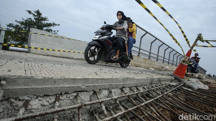 Overpass Sumberjaya Bekasi Hampir Rampung Warga melintas di overpass Sumberjaya, Tambun Selatan, Kabupaten Bekasi, Senin (11/7/2022). Overpass ini merupakan penghubung antara Tambun Selatan dan Cibitung.