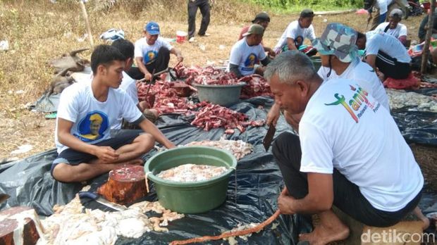 Panitia kurban di Riau pakai kaos bergambar Anies Baswedan.
